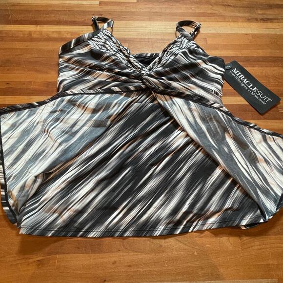 Miraclesuit  Warp Speed Love Knot Top Black/White 14DD retail $146 - Picture 9 of 12